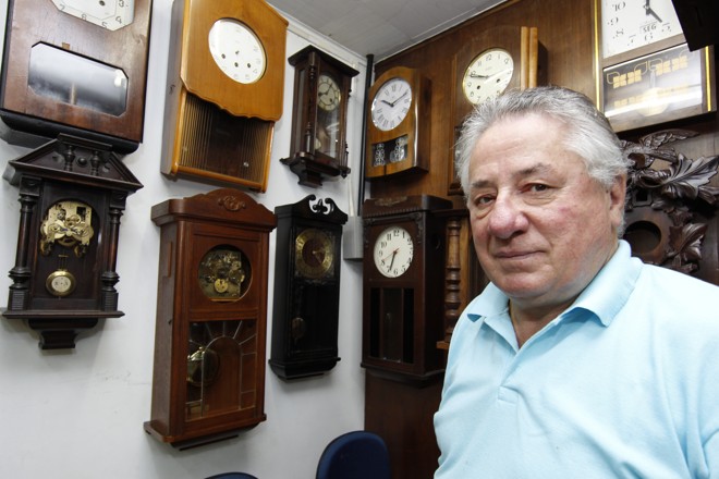 Nelson Orlando Lehmkuhl mantém sua relojoaria na galeria desde 1972. | Aniele Nascimento/Gazeta do Povo