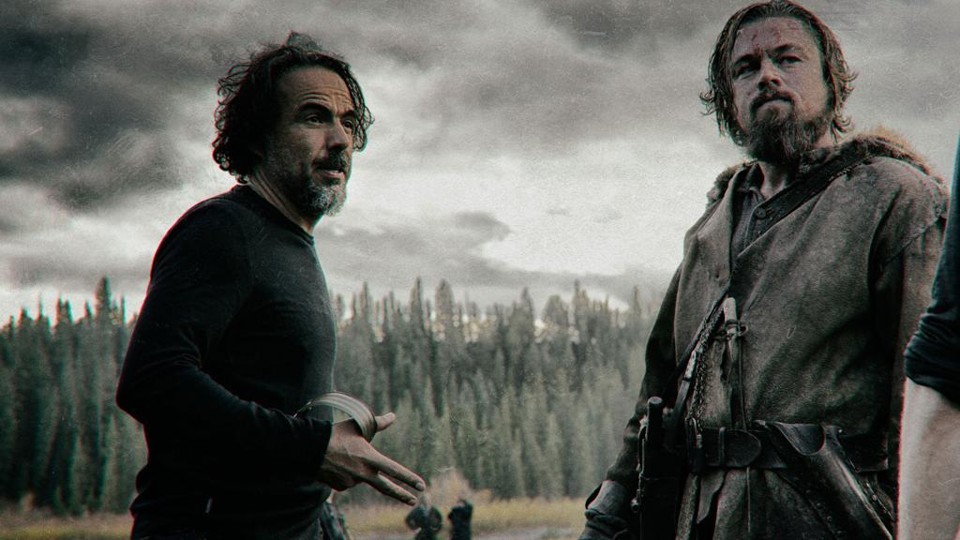Iñárritu e DiCaprio no set de “O Regresso”. | Divulgação