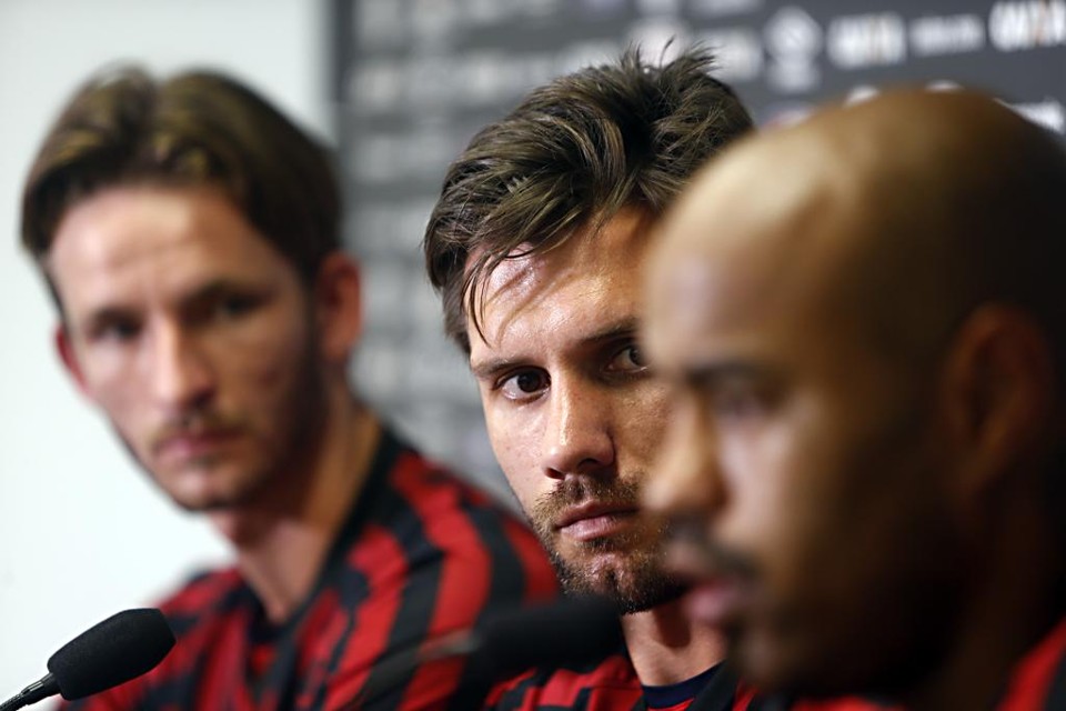 Paulo André, entre Léo Pereira (esq.) e Thiago Heleno na apresentação dos novos zagueiros do Atlético. | Albari Rosa/Gazeta do Povo