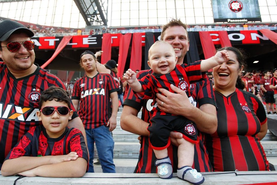 Torcedor atleticano leva filho ao estádio em jogo contra o Sport em 2015. Presidente rubro-negro quer cada vez mais associados na Arena. | Daniel Castellano/Gazeta do Povo