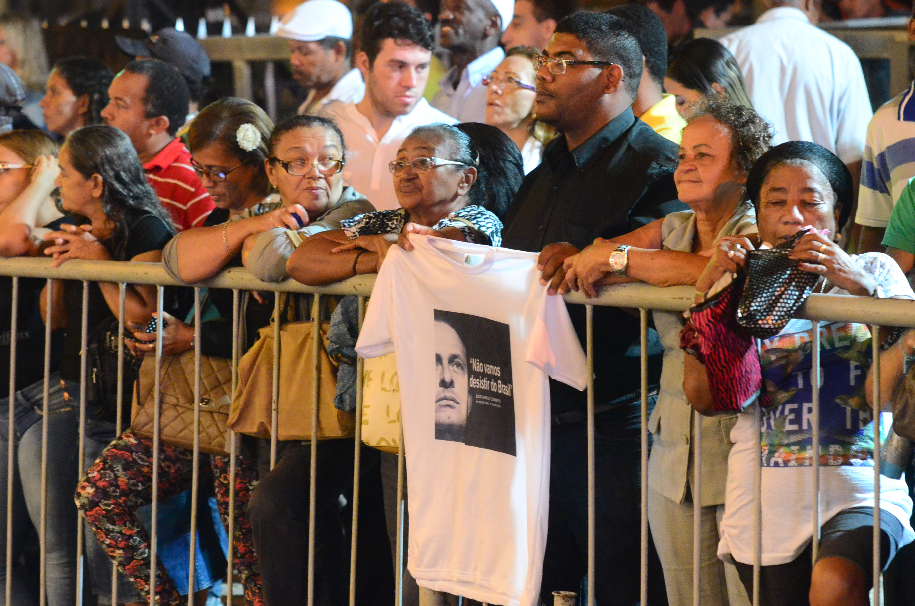 Simpatizante mostra camiseta em homenagem a Eduardo Campos: respostas para o acidente que vitimou o ex-governador. | Paulo Uchôa/Fotos Públicas