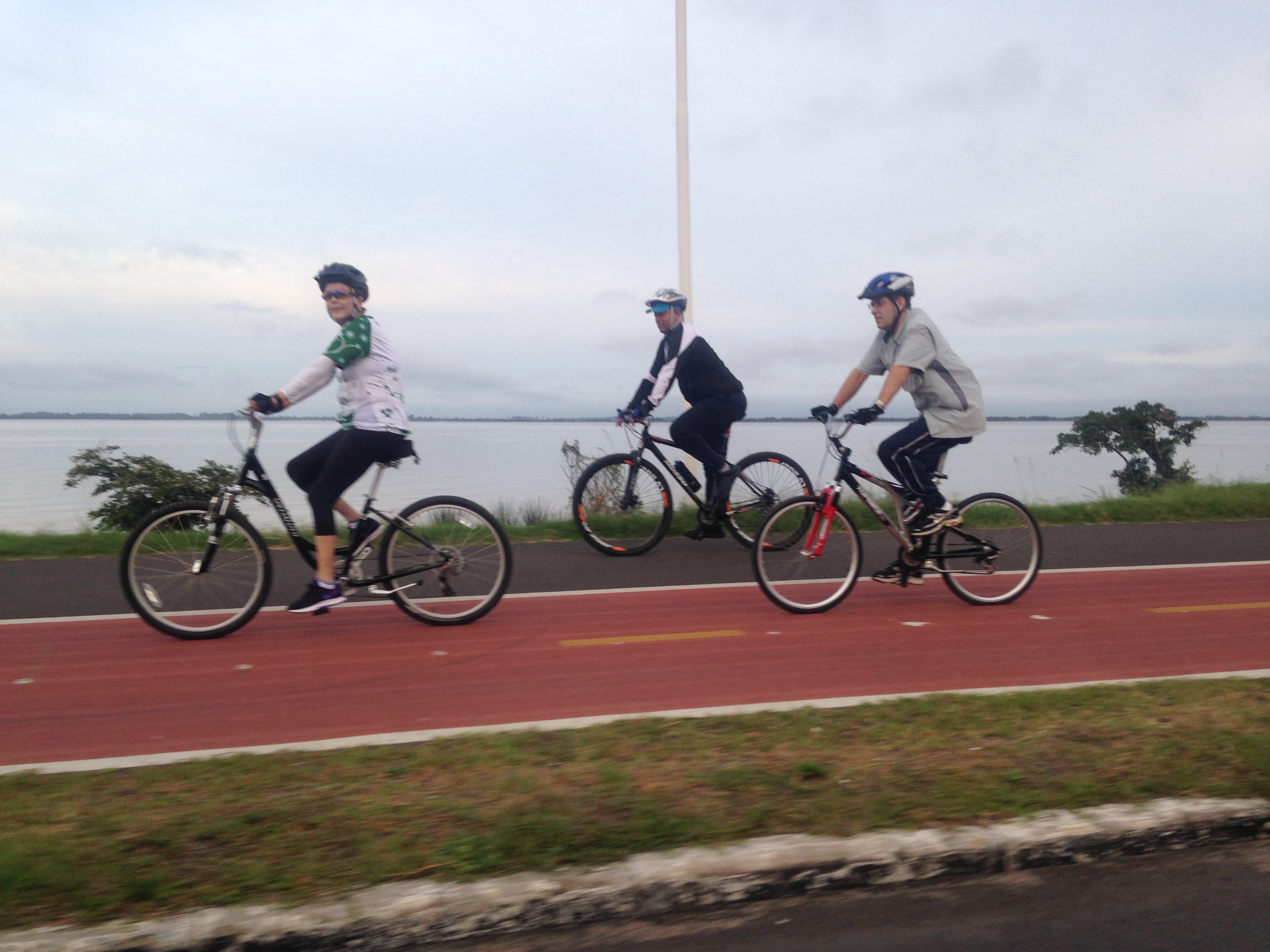 Na manhã deste domingo, a presidente foi vista andando de bicicleta na Orla do Guaíba, na capital gaúcha | Ricardo Duarte/Especial / RBS