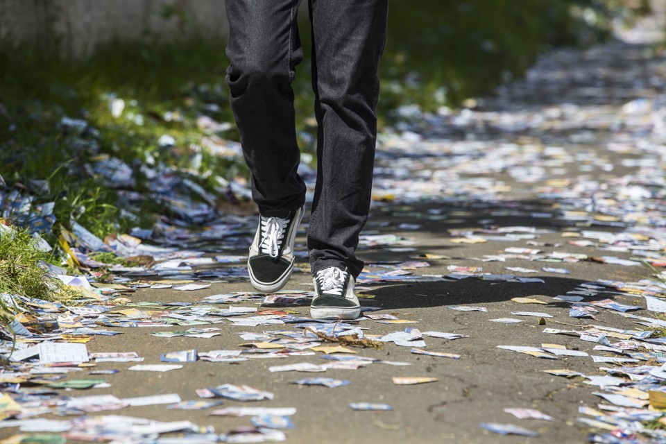 Sujeira de panfletos jogados na eleição passada: Minas enfrente problema com doação de lotes. | Brunno Covello/Gazeta do Povo