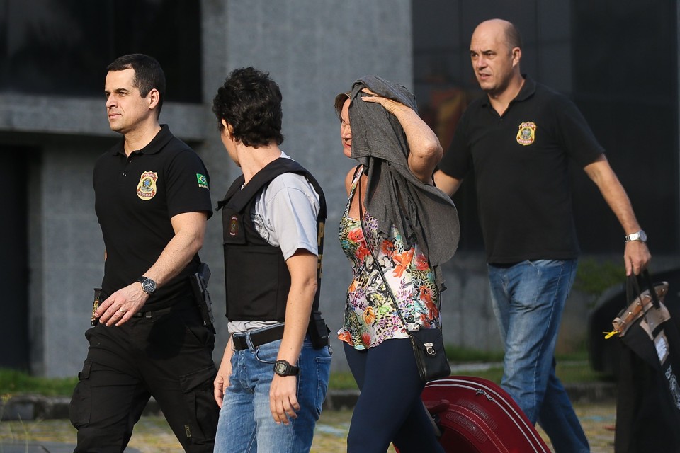 Nelci Warken no momento em que é levada para a carceragem da Polícia Federal. | Zanone Fraissat/Folhapress