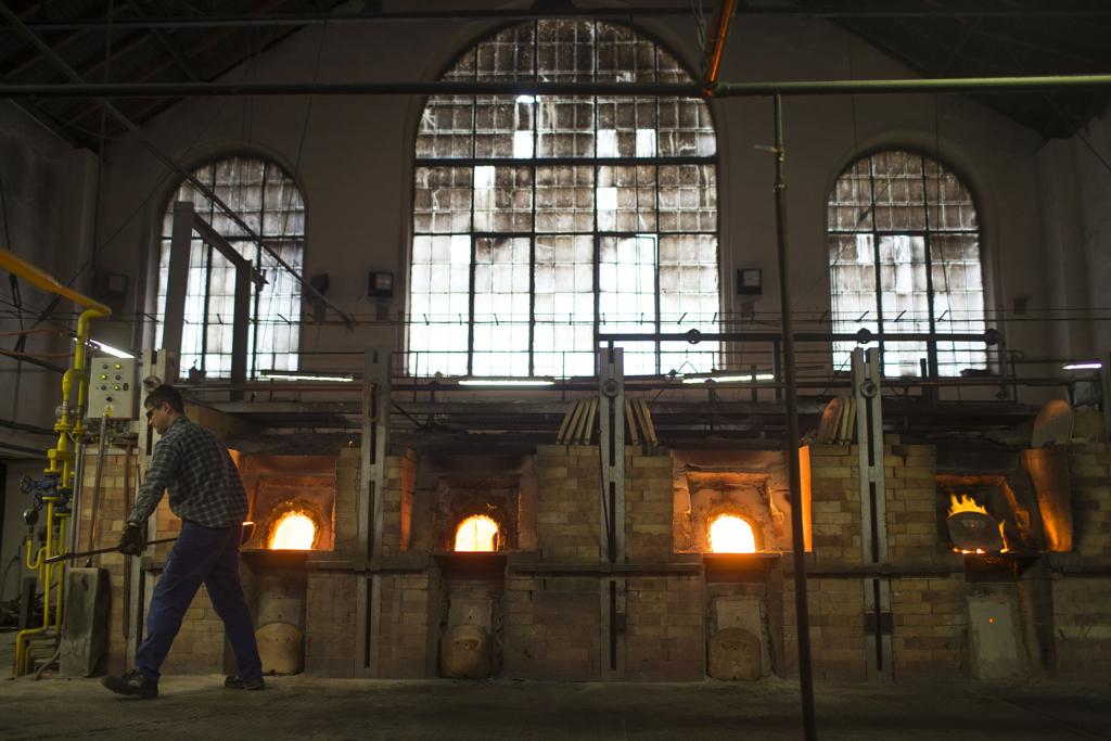 Funcionário trabalha na fábrica da Preciosa Ornela, na República Checa | URIEL SINAI/NYT