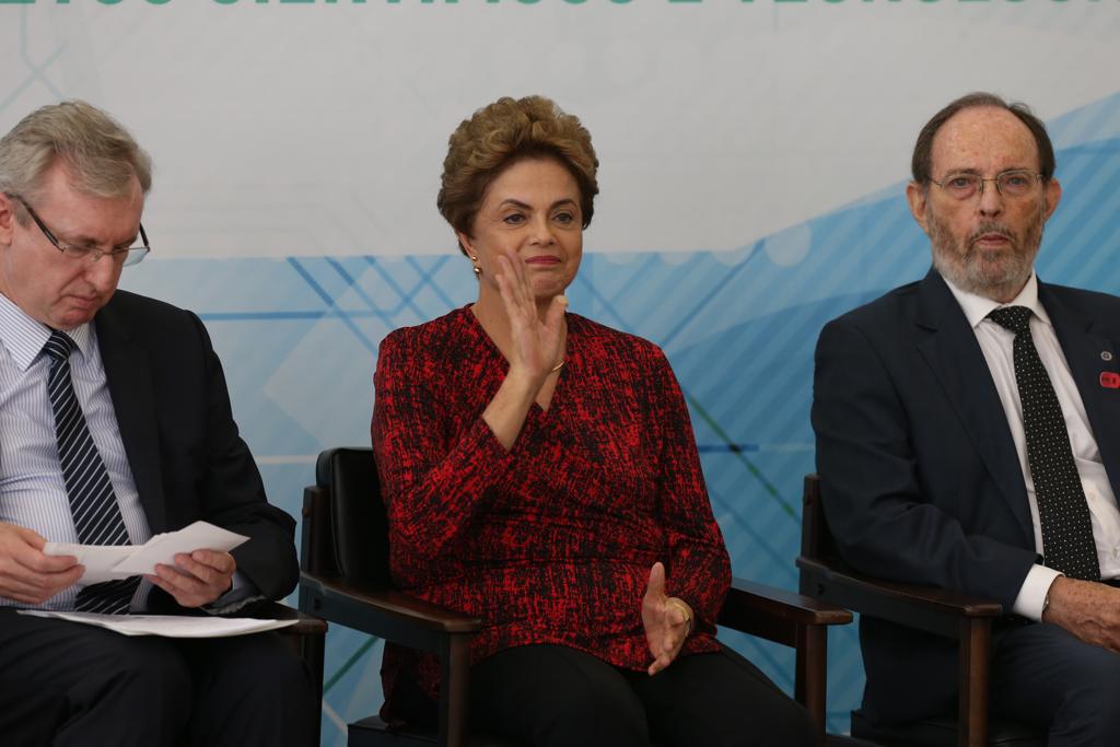 Dilma na sanção de projeto de lei que cria novo marco legal para a área de pesquisa e estudo | Lula Marques/
Agência PT/ Fotos públicas