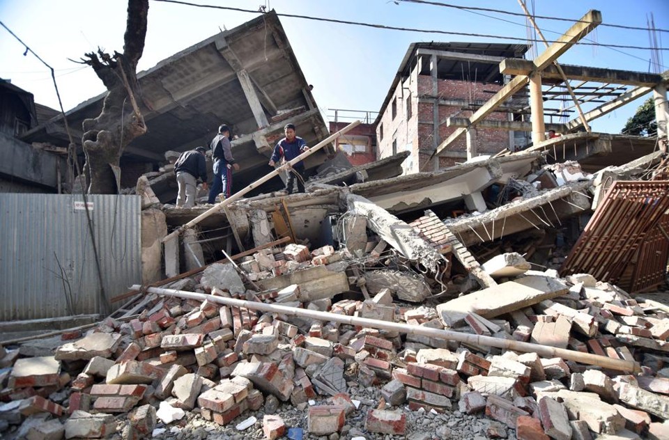 Escombros de uma casa que desabou por causa do terremoto que atingiu a Índia nesta segunda-feira (4) | BIJU BORO/AFP