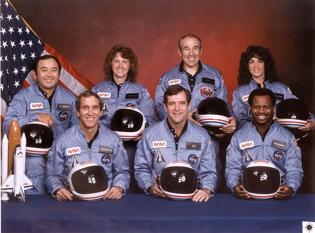Tripulação do ônibus espacial Challenger na foto oficial da missão. Nave explodiu 73 segundos após o lançamento | NASA/AFP