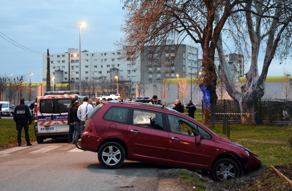 O homem tentou duas vezes avançar com seu Peugeot 307 contra os quatro soldados que faziam a guarda do prédio da mesquita | Patrick Gardin/AFP