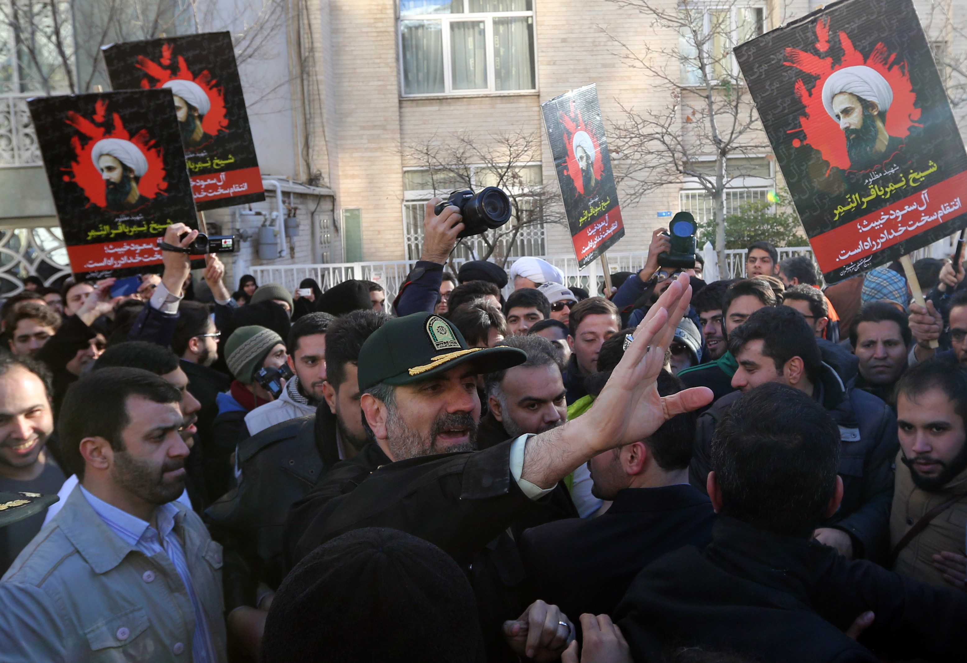 Manifestantes protestam no Irã após a morte do clérigo Nimr al-Nimr, acusado de terrorismo | ATTA KENARE/AFP
