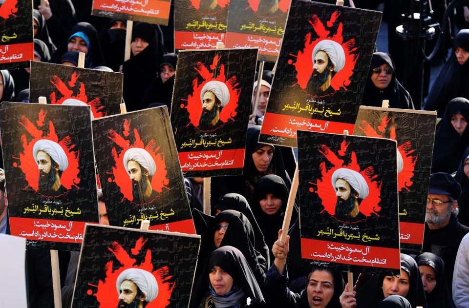 Mulheres iranianas seguram a imagem de líder religioso executado pelo governo de Riad como forma de protesto | ATTA KENARE/AFP