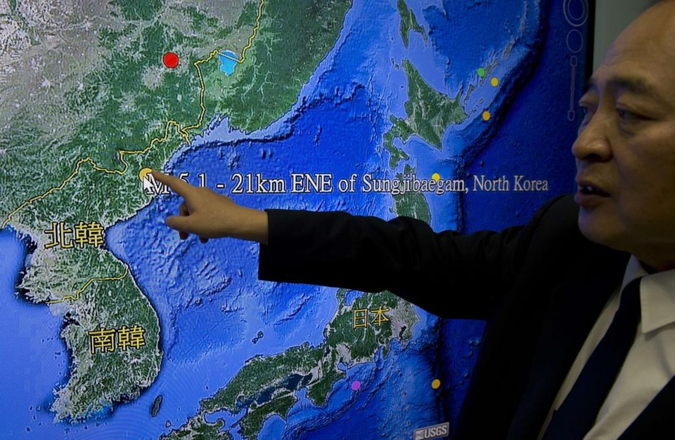 Kuo Kai- wen , diretor do Centro de Sismologia de Taiwan, mostra o local de teste da primeira bomba de hidrogênio da Coreia do Norte | SAM YEH/AFP