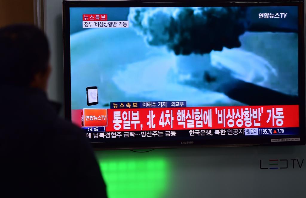 Sul-coreano assiste à reportagem sobre ato nuclear de Pyongyang. | Jung Yeon-JE/AFP