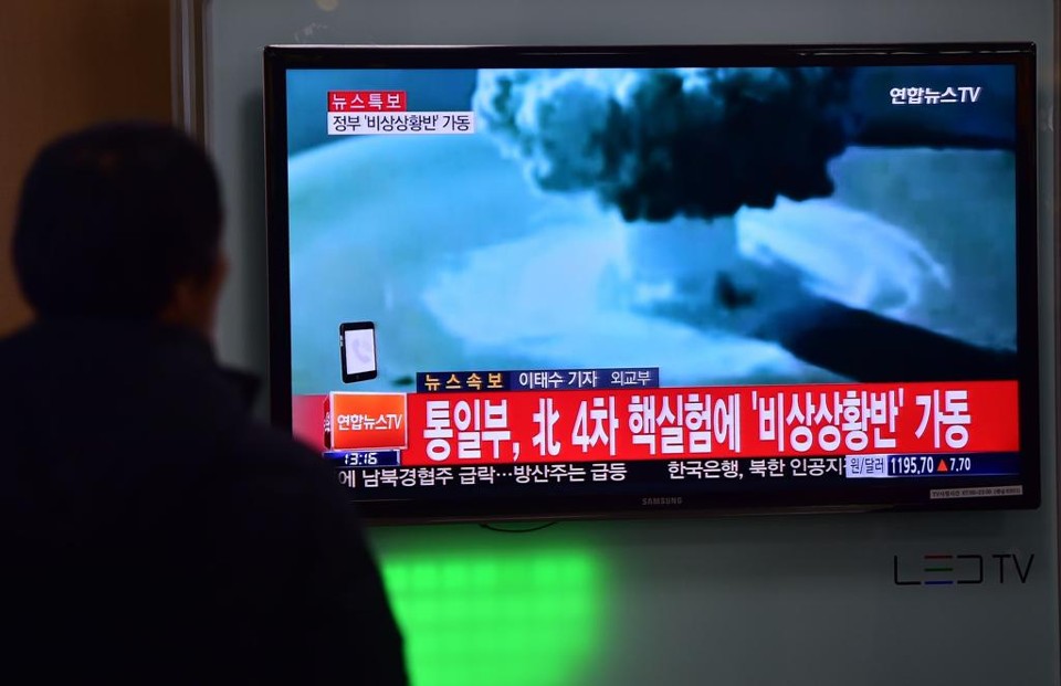 Sul-coreanos assistem pela tevê as notícias sobre suposto testes com bomba-H pela Coreia do Norte | JUNG YEON-JE/AFP