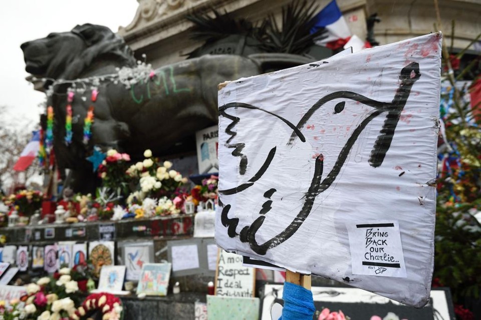 Parisienses fizeram homenagem às vítimas do ataque aos semanários francês | ERIC FEFERBERG/AFP
