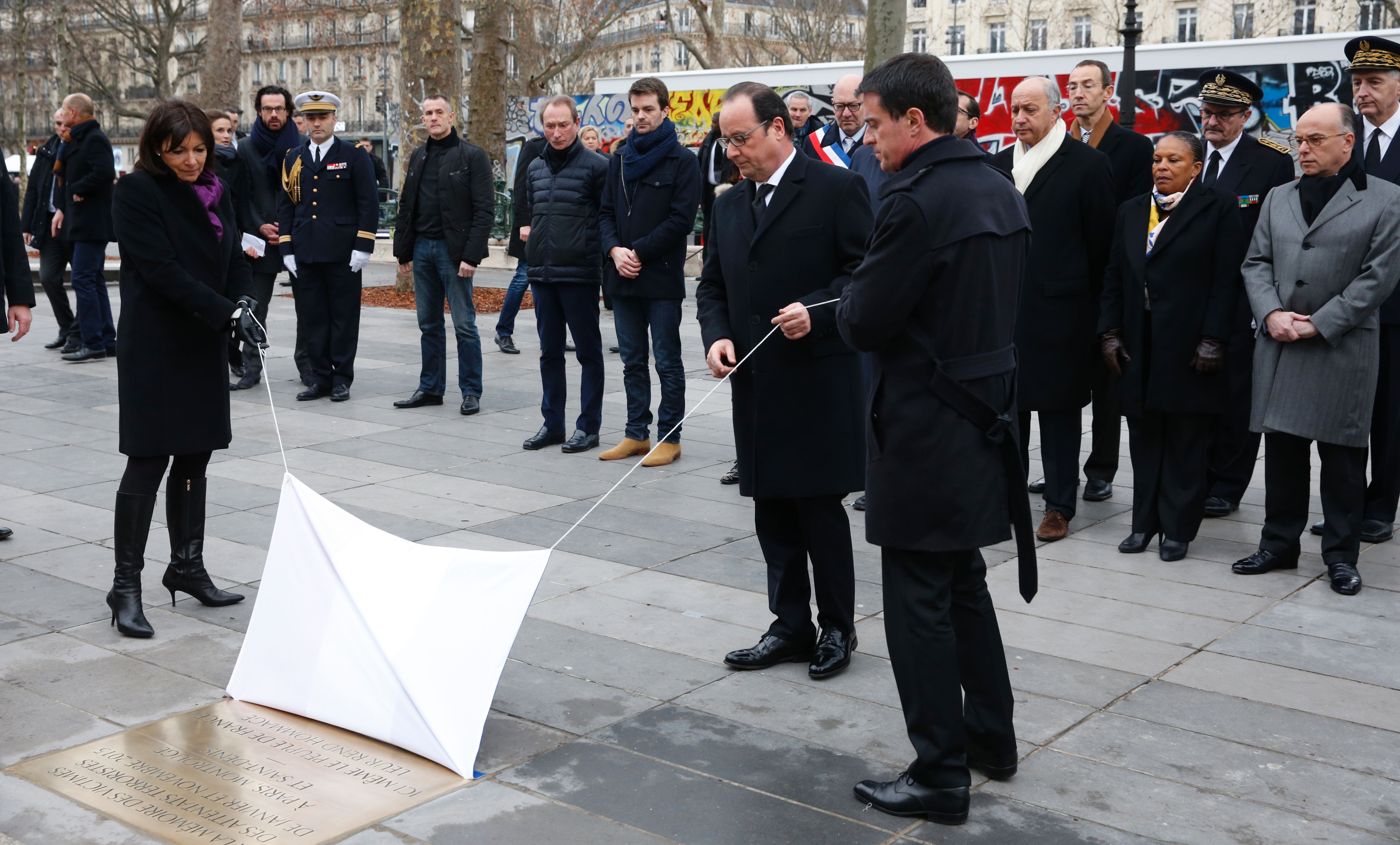 O presidente François Hollande inagurando uma placa em homenagem as vítimas dos atentados de 2015. | PHILIPPE WOJAZER/AFP