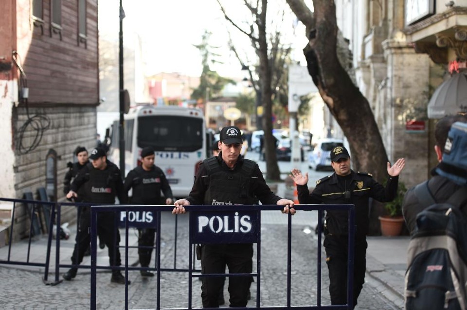 Cerco policial isola a área em que ocorreram as mortes | OZAN KOSE/AFP