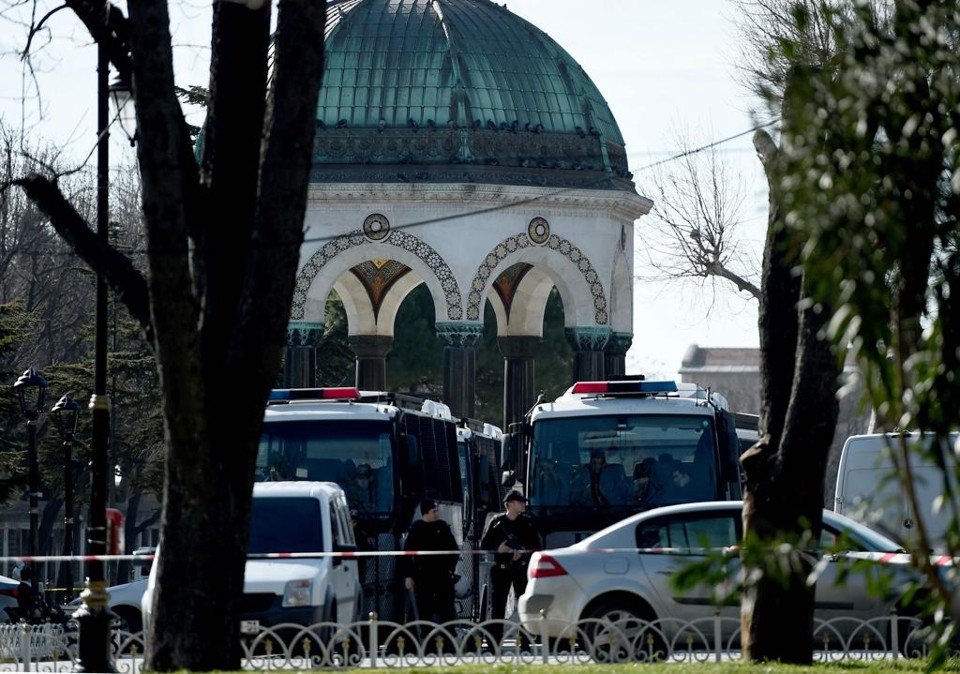 Policiais cercam a Mesquita Azul , área onde ocorreu uma explosão nesta terça-feira (12) | OZAN KOSE/AFP
