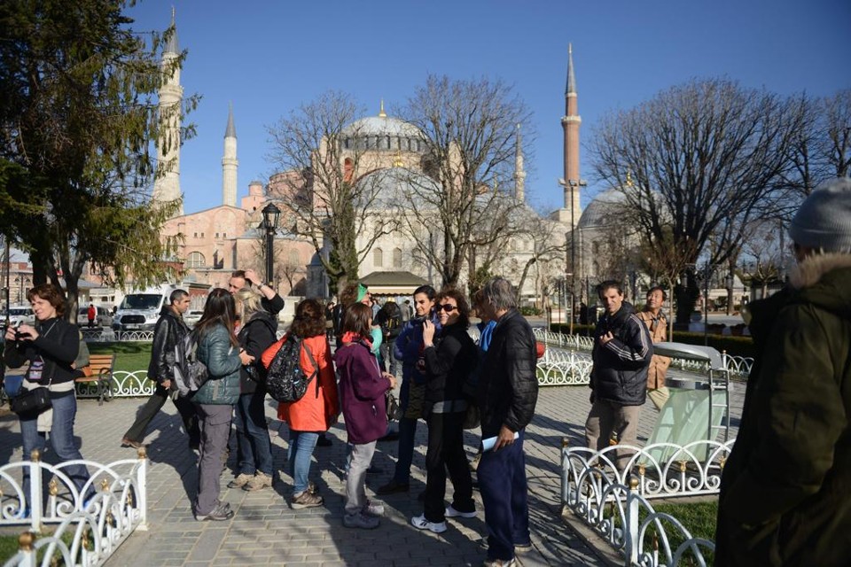 Turistas são evacuados de área onde ocorreu explosão na manhã desta terça-feira (12). na Turquia | OZAN KOSE/AFP