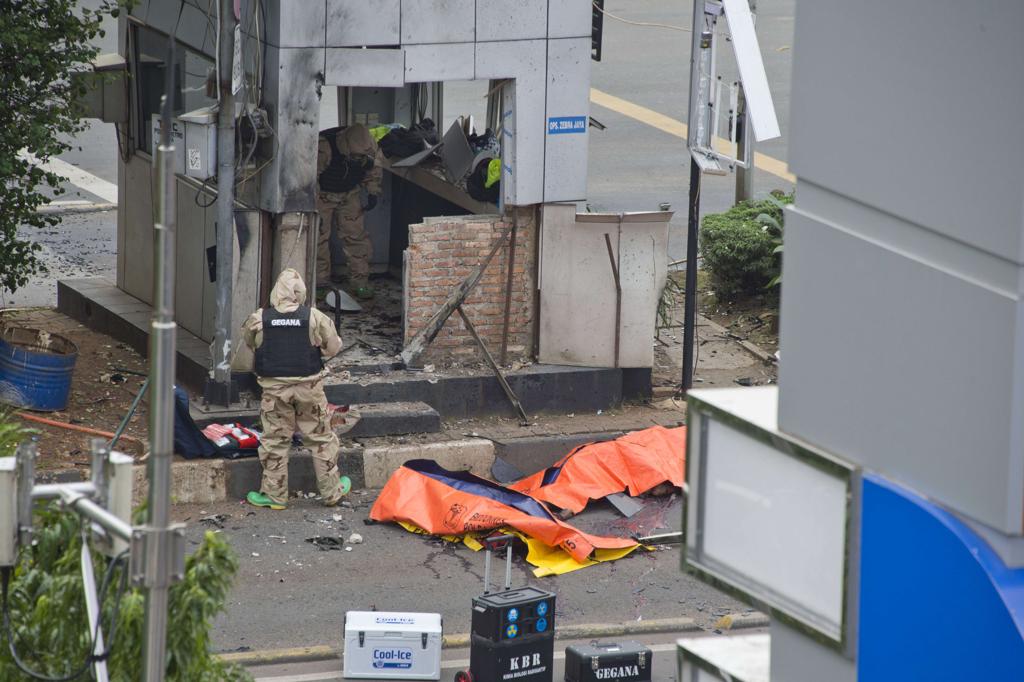 Forças indonésias examinam local onde explosivo foi detonado | ROMEO GACAD/AFP