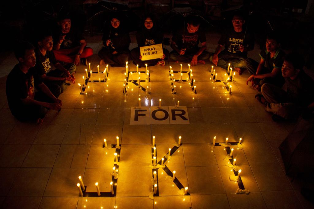 “Pray for JKT” (reze por Jacarta), diz mensagem deixada por estudantes indonésios em Java depois de ataque terrorista | JUNI KRISWANTO/AFP