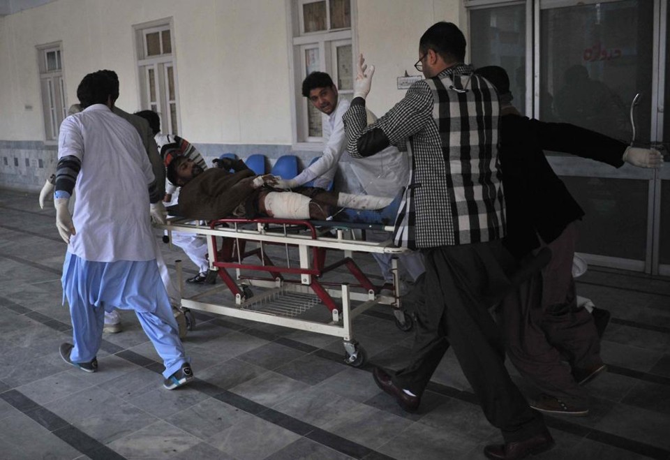 Homem ferido em ataque do Talibã é atendido por socorristas em um hospital local | HASHAM AHMED/AFP
