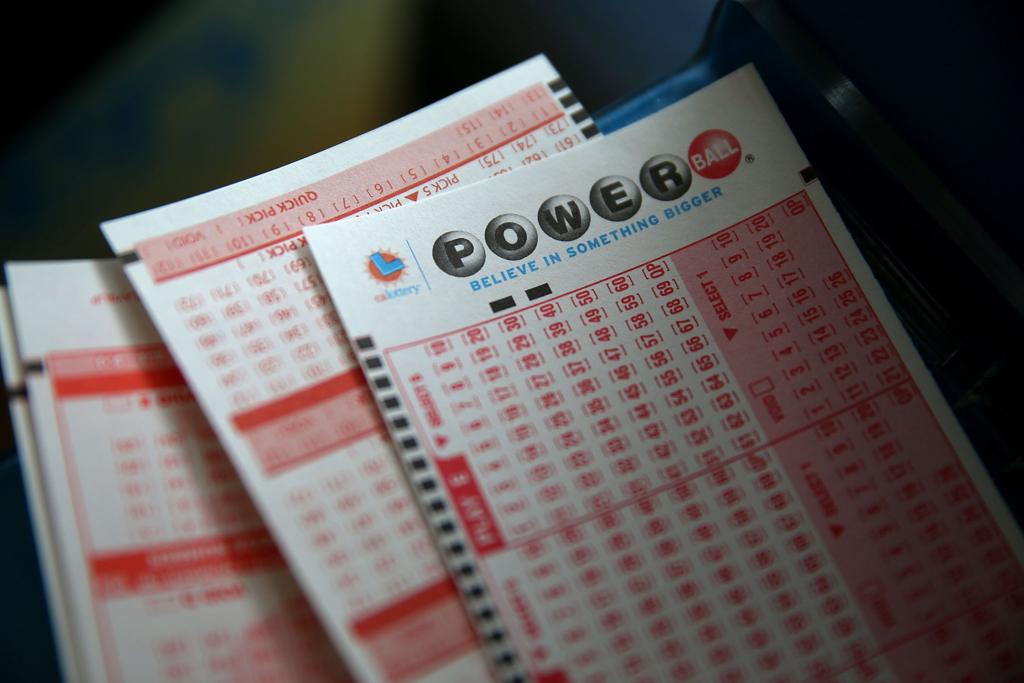 Cartões de apostas da Powerball: loteria sorteia valor equivalente a R$ 6 bilhões | JUSTIN SULLIVAN/AFP