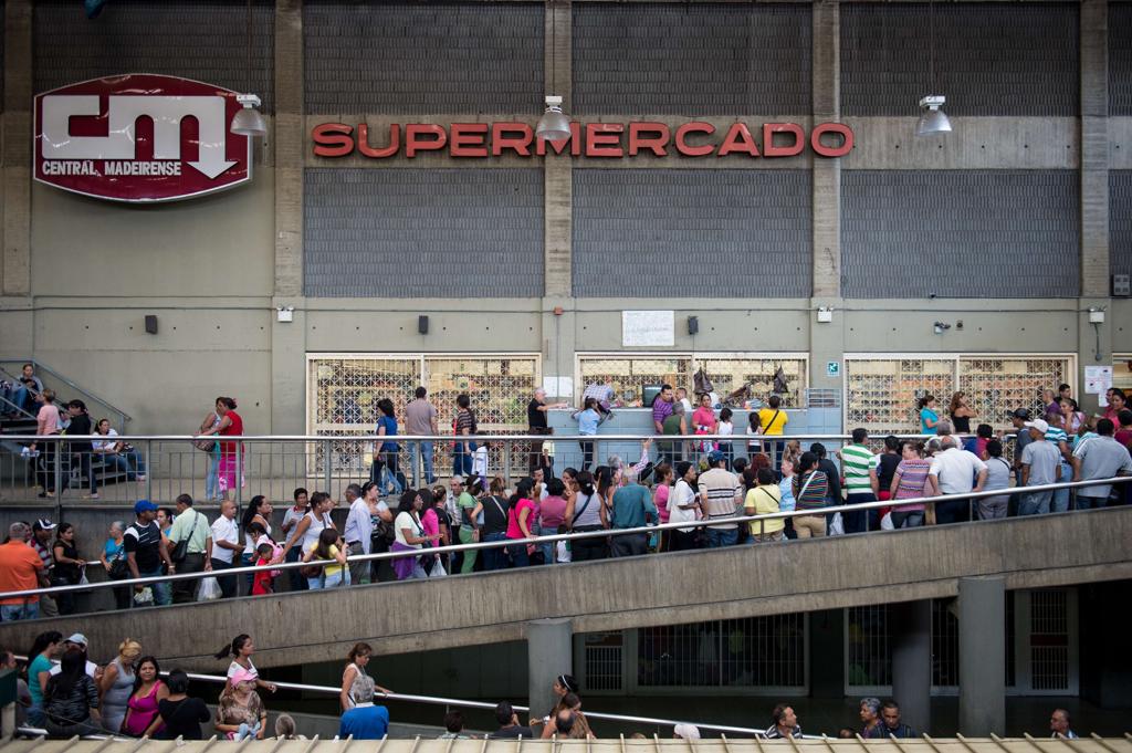 Desabastecimento leve a filas enormes nos supermercados venezuelanos | FEDERICO PARRA/AFP