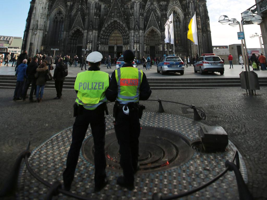 Policiais continuam montando guarda em frente à Catedral de Colonia, onde a maioria dos casos de agressão foram registrados | OLIVER BERG/AFP