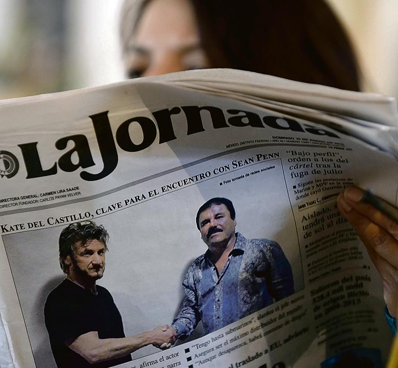 Jornal mexicano estampa a foto de Sean Penn e “El Chapo”: encontro é questionado por autoridades. | Alfredo Estrella/AFP