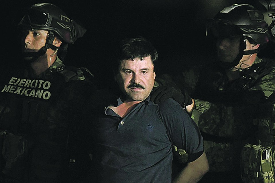“El Chapo” durante sua recondução à prisão. Narcotraficante foi preso após seis meses de sua fuga cinematográfica | ALFREDO ESTRELLA/AFP