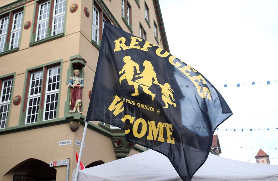 Bandeira dos contramanifestantes dizia “refugiados são bem-vindos” | MARC EICH/AFP