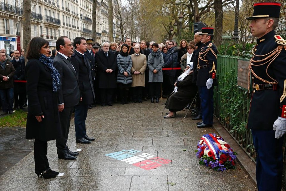Presidente François Hollande  presta homenagem no local onde um policial foi morto por jihadistas | BENOIT TESSIER/AFP