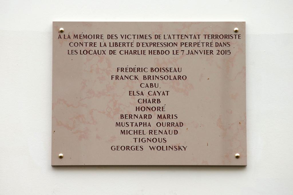 O nome do chargista Georges Wolinski foi grafado de maneira errada na placa em homenagem às vítimas do ataque ao Charlie Hebdo | BENOIT TESSIER/AFP