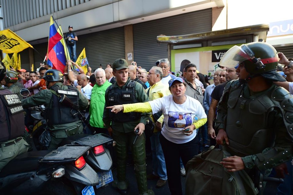 Posse de deputados na Assembleia Nacional foi conturbada, com tentativa de chavistas de barrar opositores | RONALDO SCHEMIDT/AFP