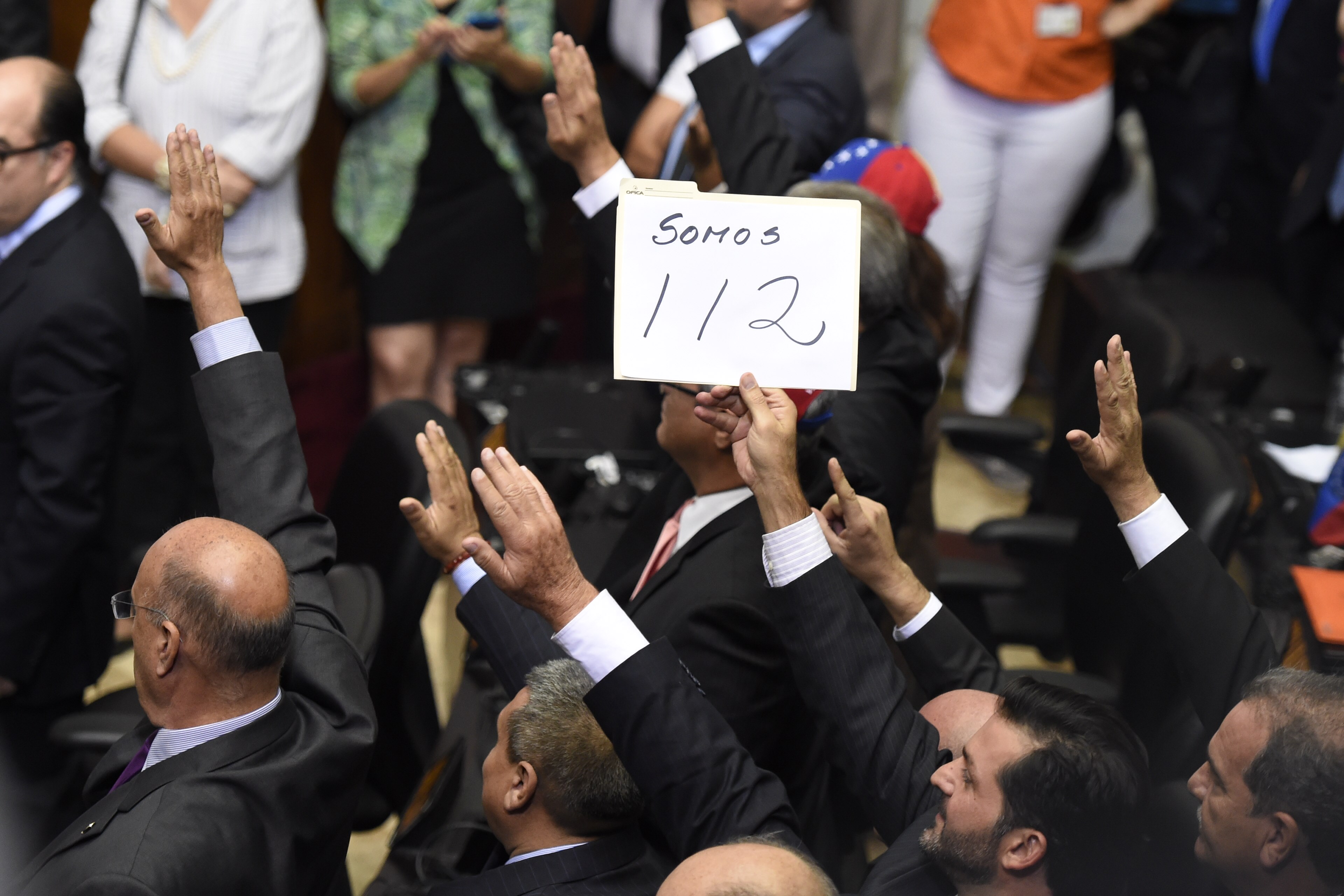Deputado da oposição segura uma placa em que se lê “somos 11”, representando o número de eleitos pela bancada oposicionista. | Juan Barreto/AFP