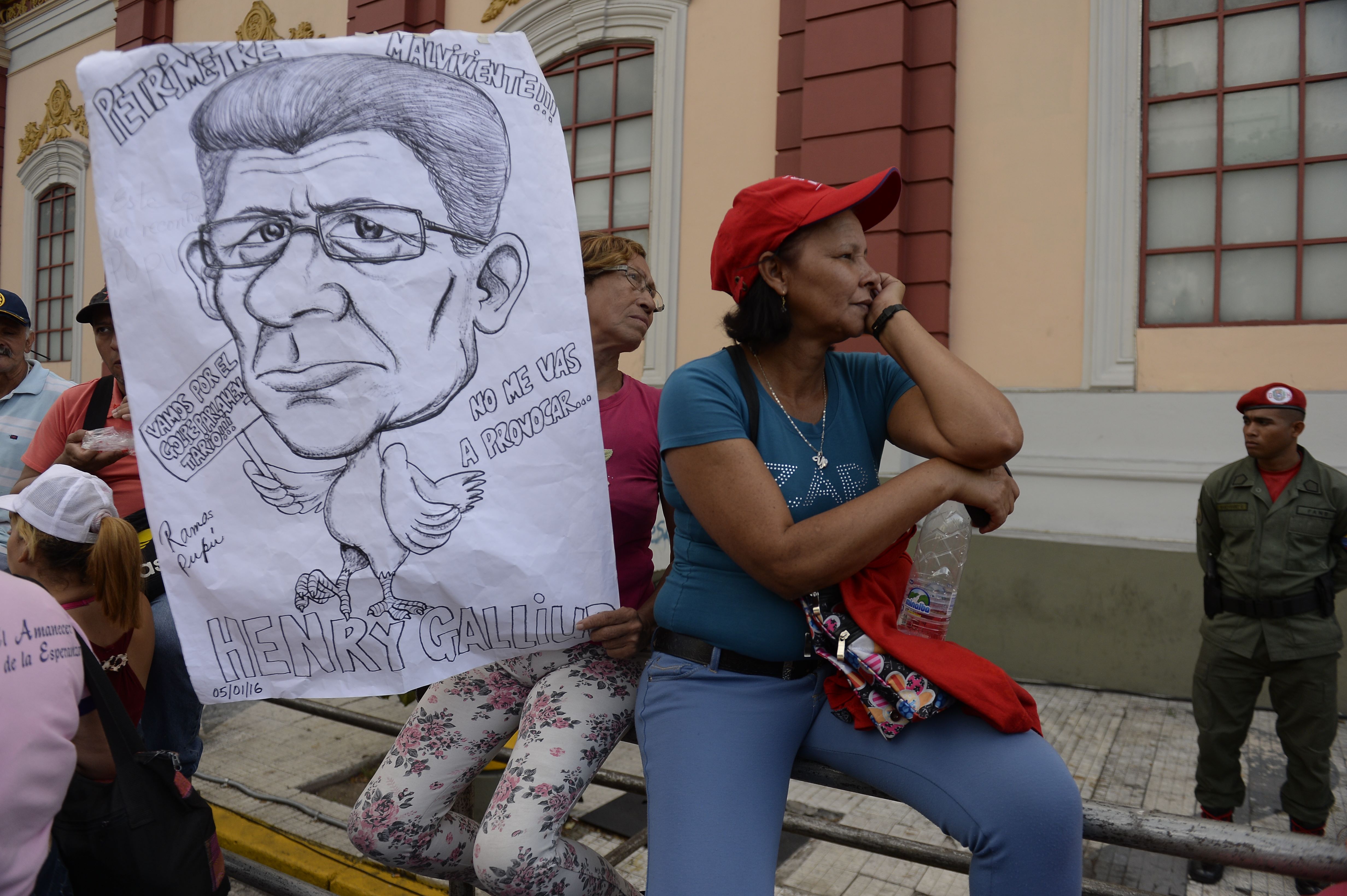 Partidários de Nicolas Maduro protestaram contra a instalação da nova Assembleia Nacional, em Caracas, quando a oposição assumiu o controle da casa pela primeira vez em 17 anos | FEDERICO PARRA/AFP