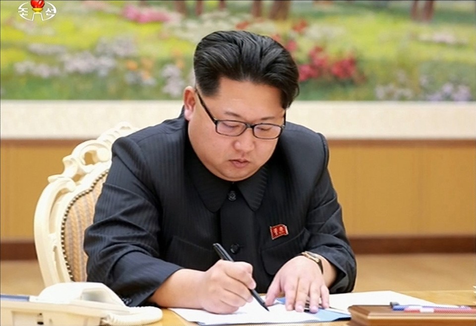 Imagem da TV norte-coreana mostra Kim Jong-un assinando um documento do teste da suposta bomba de hidrogênio | YONHAP/AFP