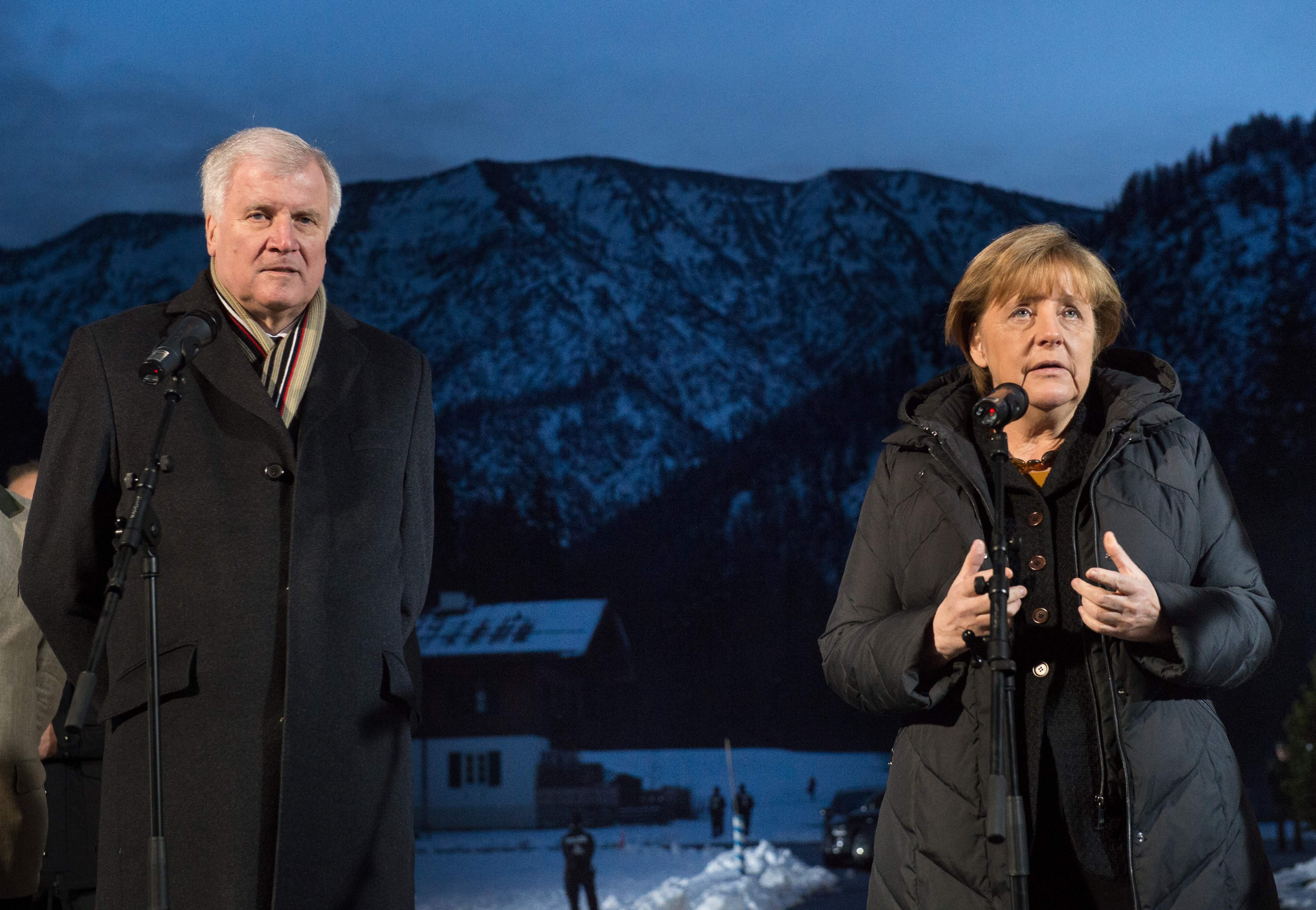 Angela Merkel e o representante da CSU Horst Seehofer em evento na Baviera | PETER KNEFFEL/AFP