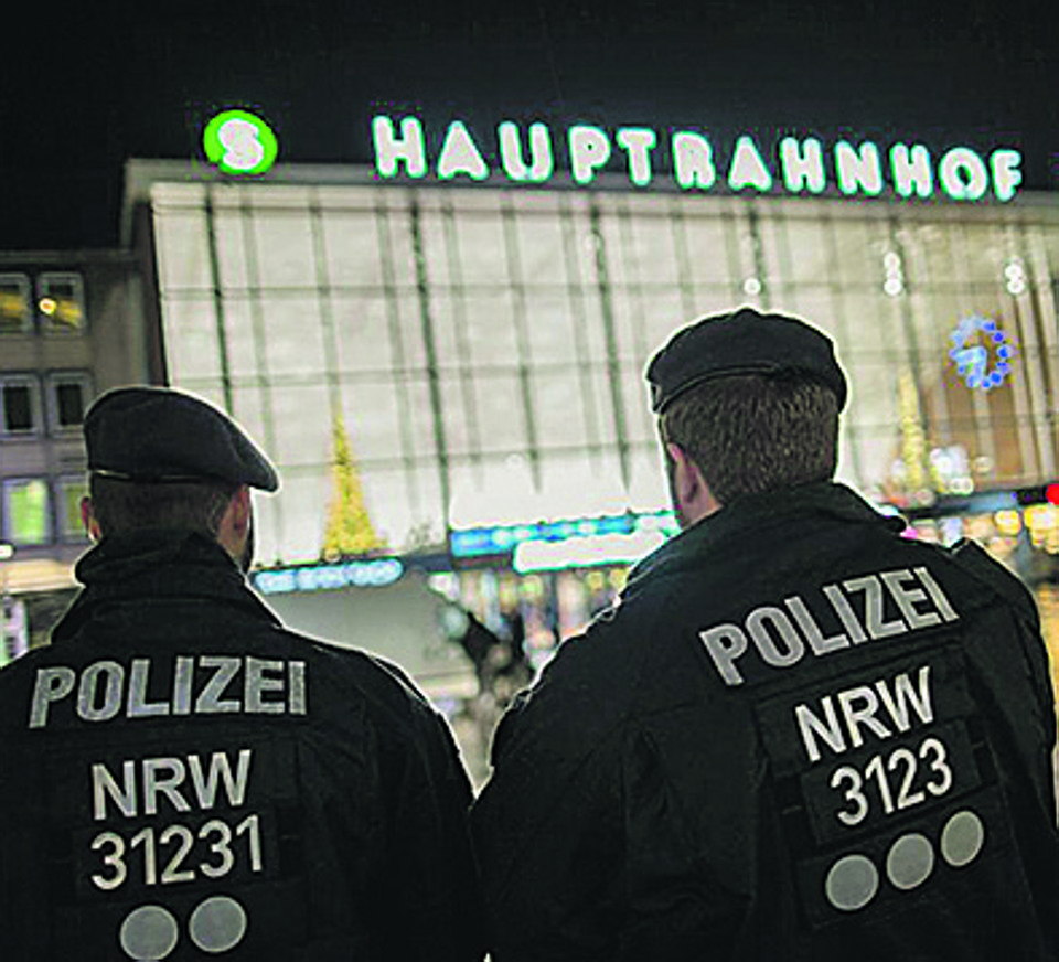 Policiais fazem guarda em frente a estação de metrô onde maior parte dos atos de violência ocorreram | MAJA HITIJ/AFP