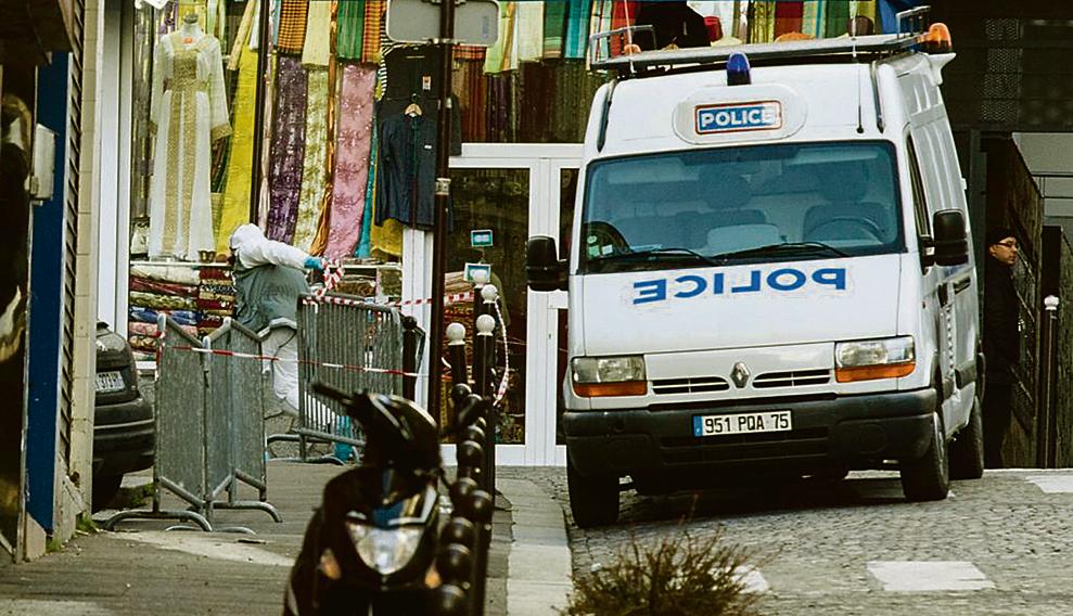 Policiais cercam área onde homem foi morto ao tentar invadir delegacia | FLORIAN DAVID/AFP