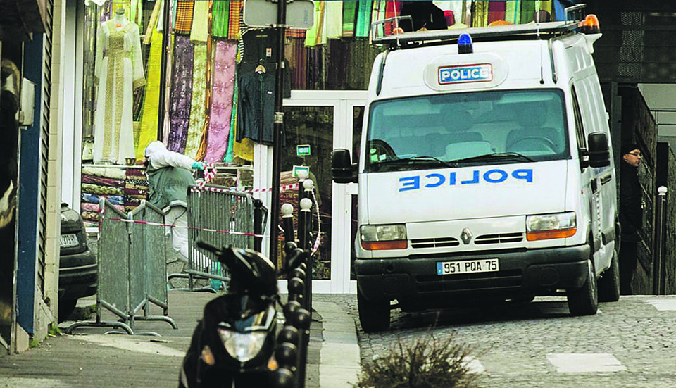 Policiais cercam área onde homem foi morto ao tentar invadir delegacia | FLORIAN DAVID/AFP