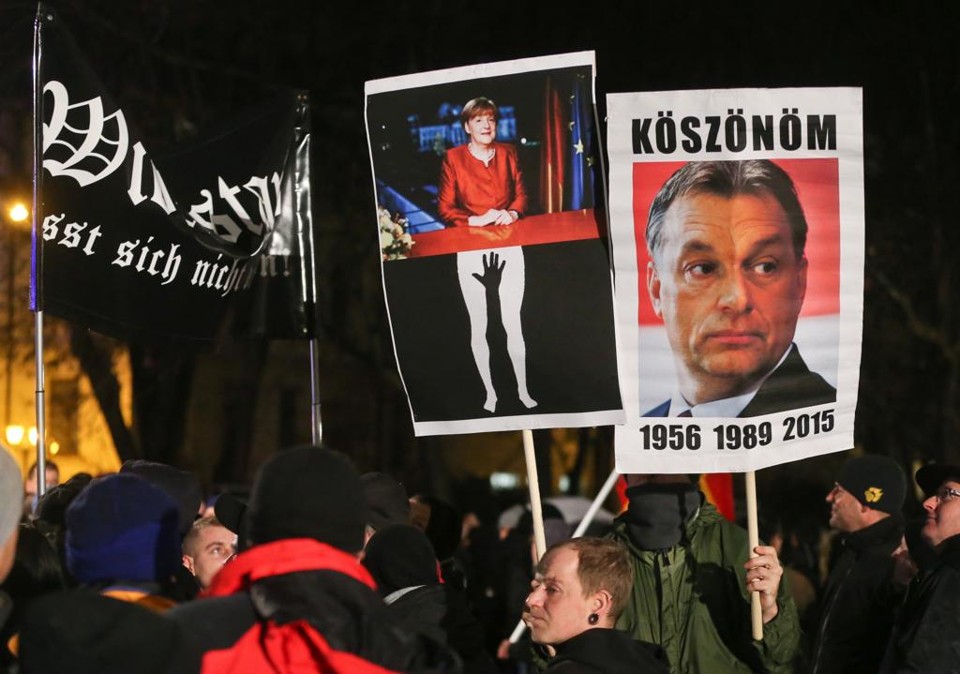 Movimentos realizaram protestos com cartazes com alusões á xenofobia em Leipzig | JAN WOITAS/AFP