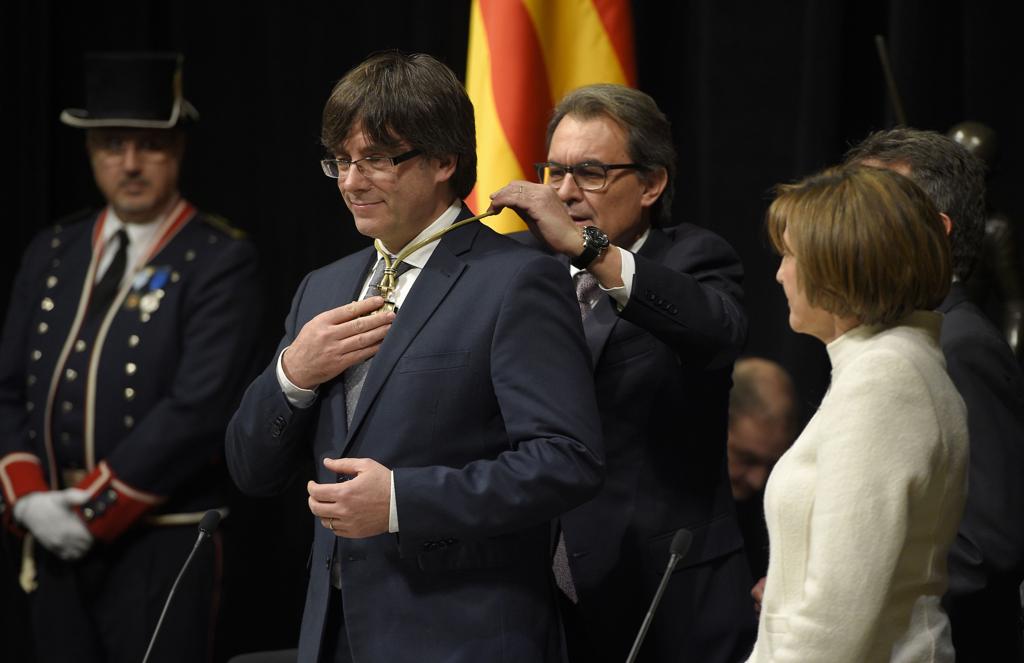 Artur Mas coloca a medalha no pescoço de Carles Puigdemont, novo presidente regional catalão | LLUIS GENE/AFP