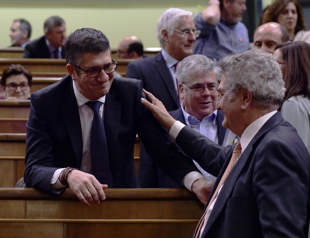 Ex-presidente do parlamento, Jesus Posada (dir.), cumprimenta o eleito novo presidente Patxi López | PIERRE-PHILIPPE MARCOU/AFP