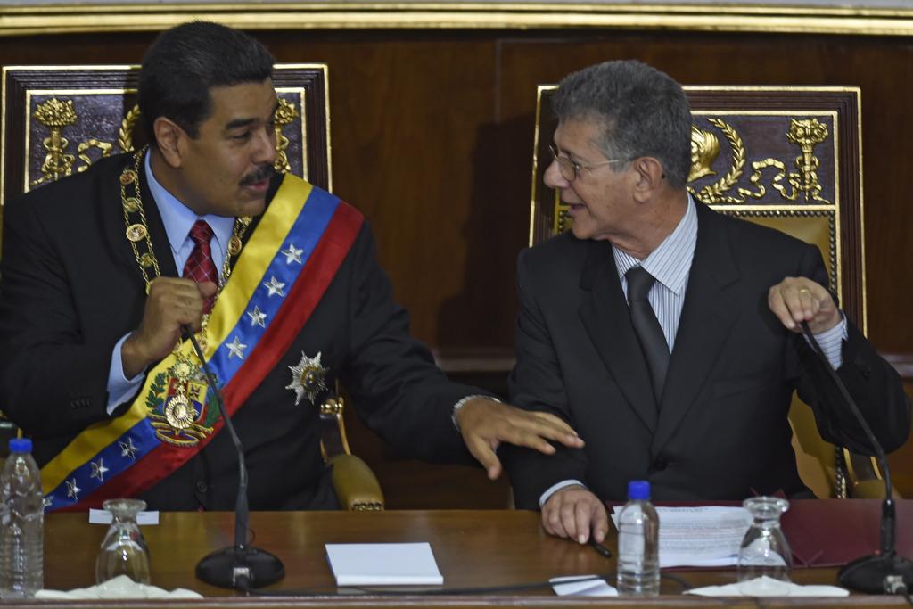 Nicolás Maduro e o presidente da Assembleia Henry Ramos Allup durante prestação de contas ao Parlamento | JUAN BARRETO/AFP
