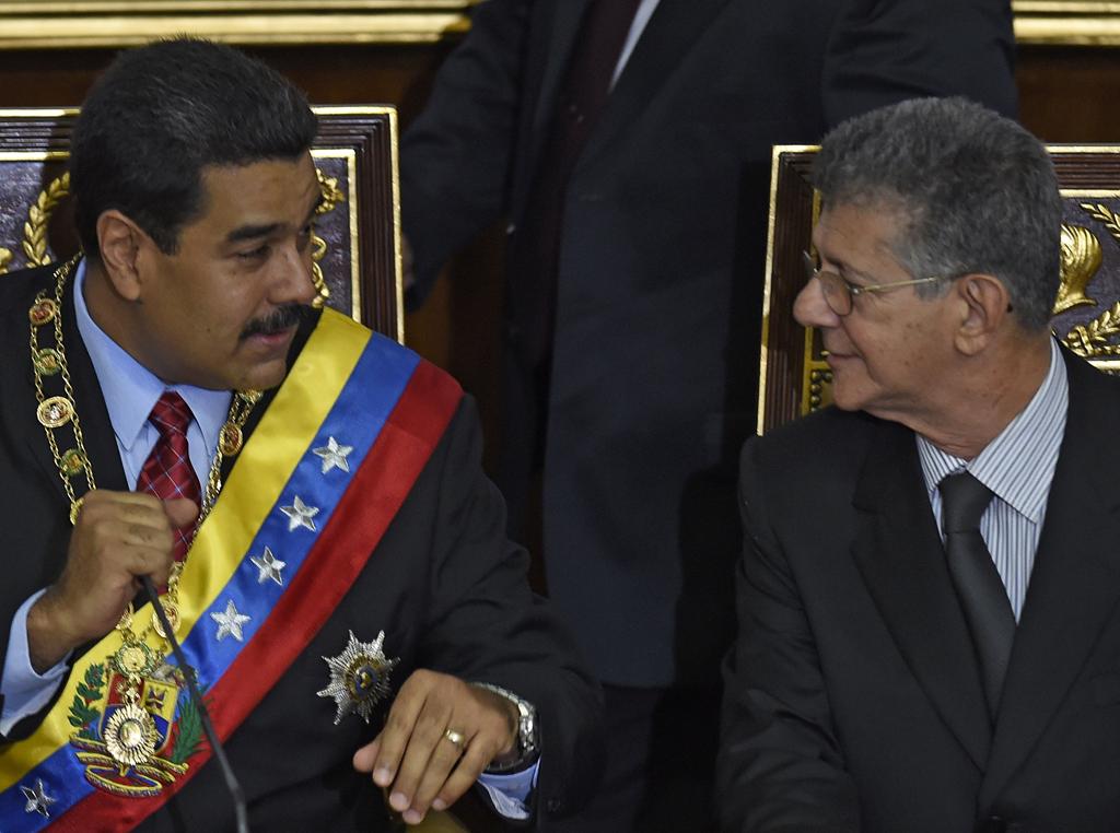 O presidente Nicolás Maduro (à equerda) conversa com o líder do Legislativo, Henry Ramos | JUAN BARRETO/AFP