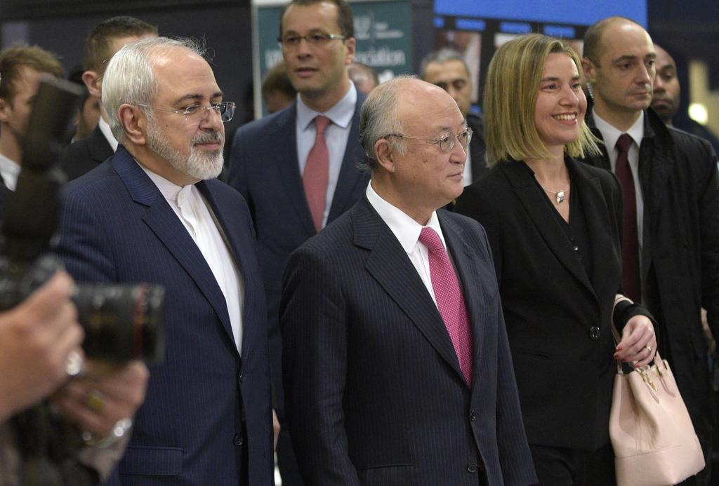 O ministro de relações exteriores do Irã, Mohammad Javad Zarif (esquerda), o diretor geral da AIEA Yukiya Amano, e Federica Mogherini, representante da UE para Política Externa e Segurança assinam o acordo em Viena | HANS PUNZ/AFP