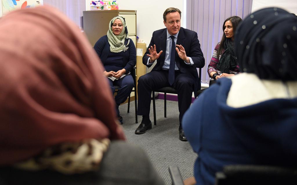 Primeiro-ministro britânico, David Cameron, conversa com muçulmanas em uma aula de inglês em Leeds | OLI SCARFF/AFP