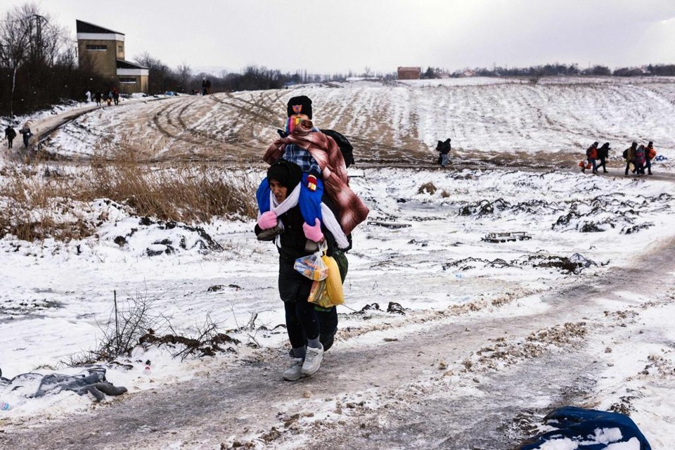 Terror do Estado Islâmico e guerra civil na Síria são responsáveis por cena como estas: mulher migrante com uma criança tenta chegar ao coração da Europa a pé | DIMITAR DILKOFF/AFP